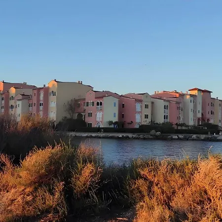 Cocon Marine-piscine-calme-commerces-vue Le Barcarès